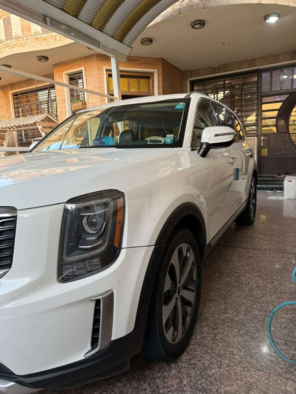 السلام عليكم للبيع كيا تلورايد 2020 لون ابيضّ رقم بغداد أمريكي  مكينة 6 سلندر
حادث السيارة كما موضح بالصور وبيها سونار فحص ايرباك استيرن وبردة فقط بيها صبغ جاملغ و حافة مال بنيد و باب صدر اثر ضربة 

مواصفات السيارة فول بصمة فتحة كشنات جلد كهرباء تدفئة تبريد 7 راكب 3 قطع تبريد مري شفط ترحيب باليدات مال بوب كامرة خلفية رادار امامي وخلفي توقف ذاتي تحديد مسار حساسات امامية خلفية مانع انزلاق سايد بريك بصمة مانع انحدار سيارة فول مواصفات 

مكان السيارة بغداد 

السعر 210 وبيها مجال 

رقم الهاتف ***********
