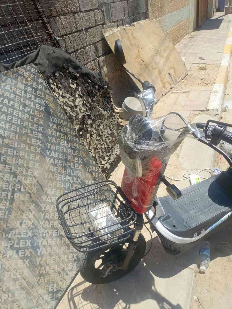 سلام عليكم دراجه شحن للبيع اربع بطاريات عل فحص كهربائياته كلهه شغاله سعر 125 قفل مكاني رمادي رقم تليفون ***********
