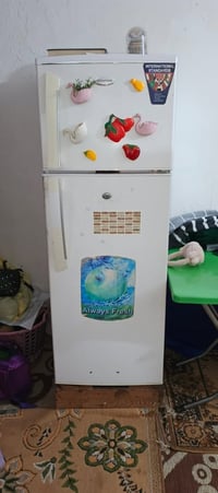 ثلاجه للبيع السعر 120 الف وبي مجال الي يريد يتواصل واتساب 07831012070