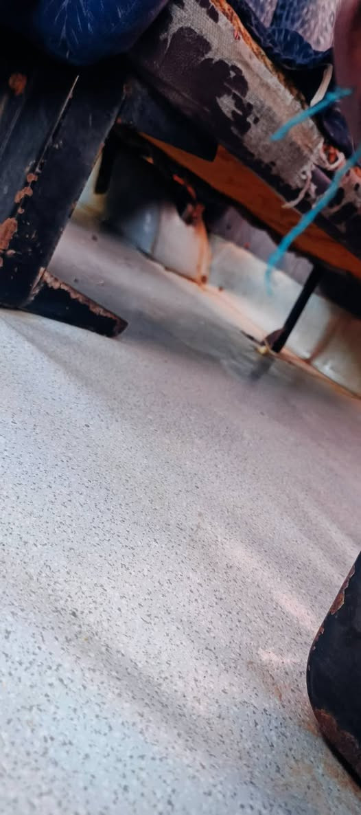 السلام عليكم فتون 2009 سياره حلوه مكينه جديده بشرط لا تبخر ولا تنقص گير بشرط كهرباء كله جديده صدر دبلات جديده باكيت دوشمه حلوه ونضيفه مداور ثاني يوم رقم انكليزي واسط باقي بس على الاستلام ( ملاحضه مكينه محور كاز يعني تفويله تنساهه) سعر 58 بيها مجال اتصل ودلل رقم *********** وتساب
