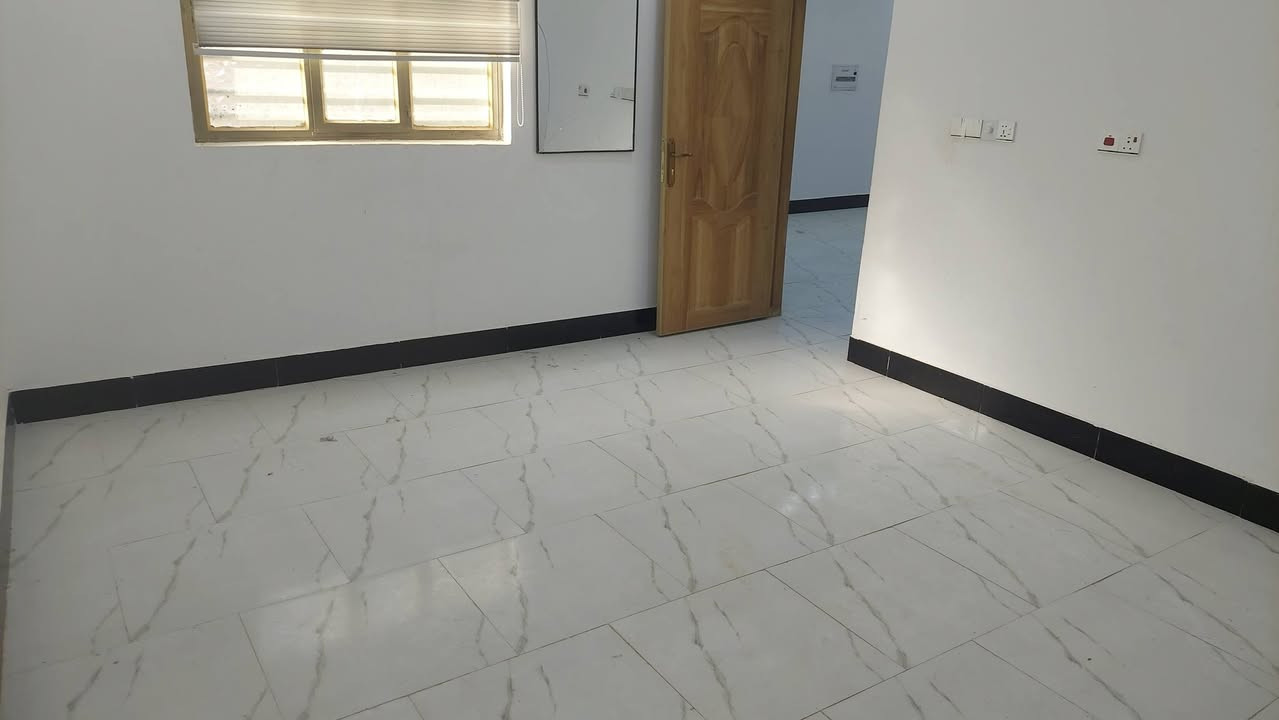 دار للبيع خلف كراج بغداد ركن على ساحه بناء2024
 مساحة 188م واقع حال 88م بالطابو طابقين 
الطابق الاول 
أستقبال9*4 
كراج 8*4
مطبخ 4.5*4 
صاله 8*4 
غرفه 5*4 
مجمع صحيات داخلي وخارجي مع ممر ومنور
الطابق الثاني 3غرف نوم
 غرفه 8*4 
غرفه5*4
غرفه 4*4 
صاله 5*6
 ومجمع صحيات مع مخزن في الطابق الثالث البناء درجه اولى طابوق كورنكريت مرمر فول مواصفات السعر 230مليون مع المجال
***********رقم صاحب الدار
