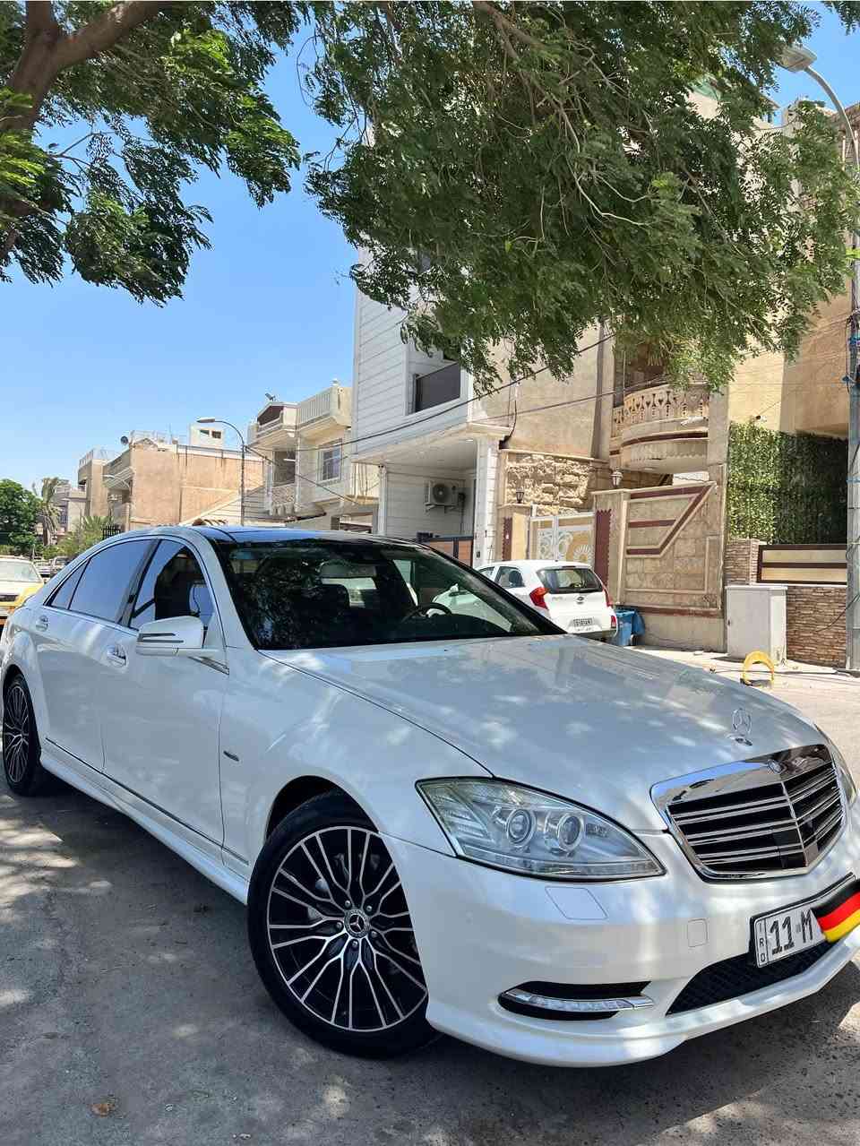 السلام عليكم Mercedes Benz-S500-V8
اعلى فئة بل SClass
وارد امريكي 
لون ابيض صدفي  
بانورما 
اربع كشنات فول تحكم كهربائ
auto gobles+sport gobles
موديل 2011 
رقم بغداد 
السعر 21.000 يعني210ورقة 
العنوان بغداد شارع فلسطين 
رقم ***********
