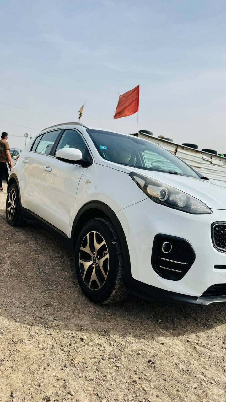 السلام عليكم
سبورتج موديل 16خليجي مكفوله من الضربه عده بارد بين البابين عكس السايق والباقي مكفول كير محرك دوش 2000السياره نصف مواصفات
السعر 174وبيهه مجال 
***********
