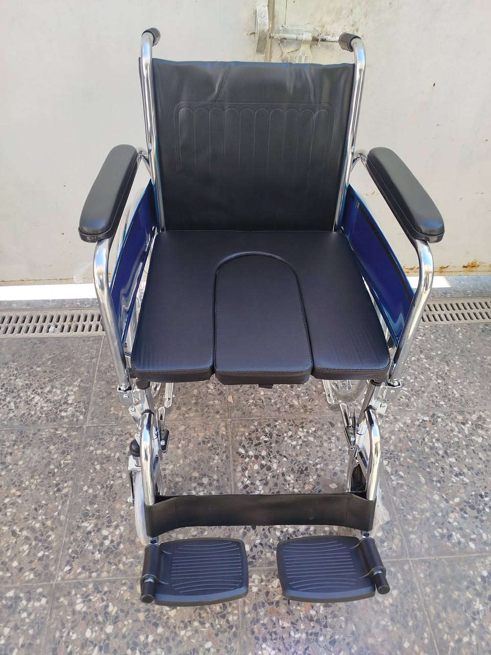 عربانه جديده للبيع سعر 100 الف مكاني بغداد الكماليه شارع الجامع ***********
