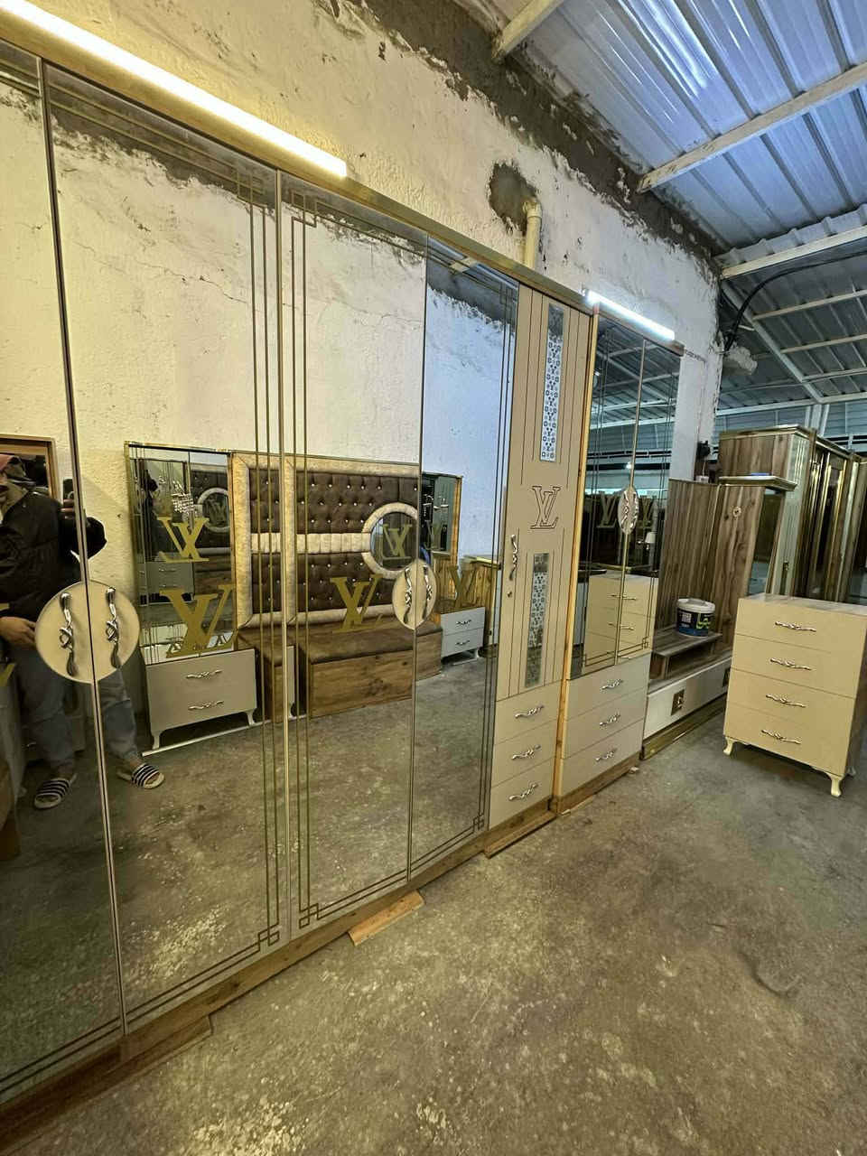 ✨غرفة تركي اصلي لون مميز ✨ صبغ حراري
10 قطع
 جام اصلي برونزي
نظام ابواب 
سرير مخزن جك 
 قماش وتر بروف أصلي ✨
نضافه/95/💯
السعر  / مليون و300 وبي مجال 
 شد ونقل مجاني داخل بغداد
توصيل للمحافظات بأسعار رمزية


**إذا كنت صاحب هذا الإعلان وتريد حذفه لأي سبب، رجاءا أرسل رسالة إلى الدعم الفني**