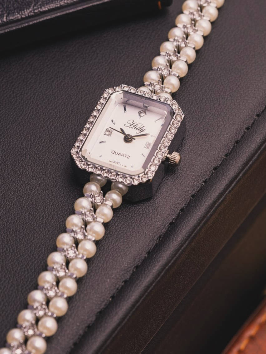 قطعة أنيقة مصممة حتى تعيش وياج وتضيف فخامة الإطلالتچ✨        جودة عالية وتصميم يخليها أختيار مثالي لكل يوم أو مناسبة🩵           ساعة ماركة هايدي نسائي♠️                                                           -طلاء ثابت                                                                                     -ضمان سنة كاملة                                                                              -السعر خاص                                                                                      -للحجز مراسلة الصفحة📩                                                                 -الواتساب :***********📱                                                            -التوصل لكل محافظات 🚚                                                               #ساعات_نسائي_رجالي                                                                       #هداية                                                                                           #اكسبلورر
