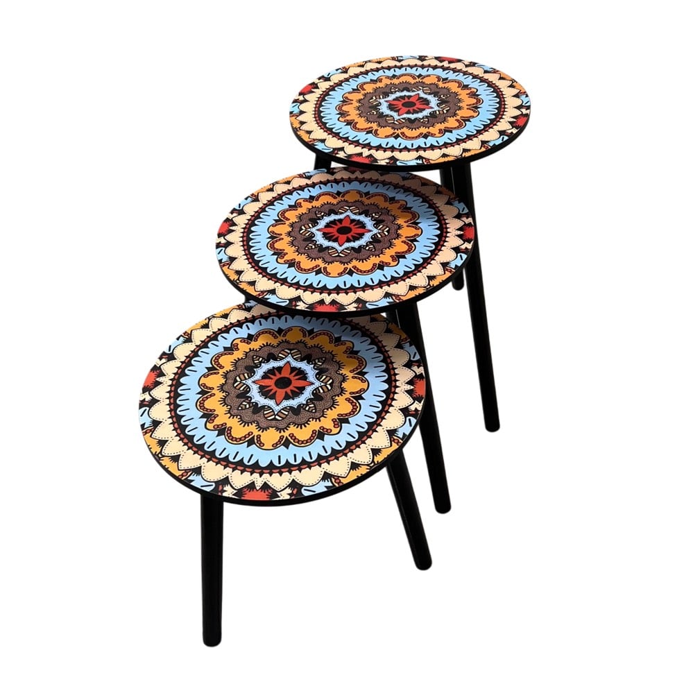 طقم طاولات جانبية مزخرفة بتصميم فني مميز يضفي لمسة جمالية على أي غرفة. تتميز برسومات زاهية تجمع بين الألوان الدافئة المريحة والمتناسقة. الطاولات مثالية لوضع المشروبات أو الزهور أو حتى الكتب، ويمكن استخدامها في غرفة المعيشة أو الاستقبال. مصنوعة بخامات عالية الجودة لضمان المتانة والاستخدام الطويل.