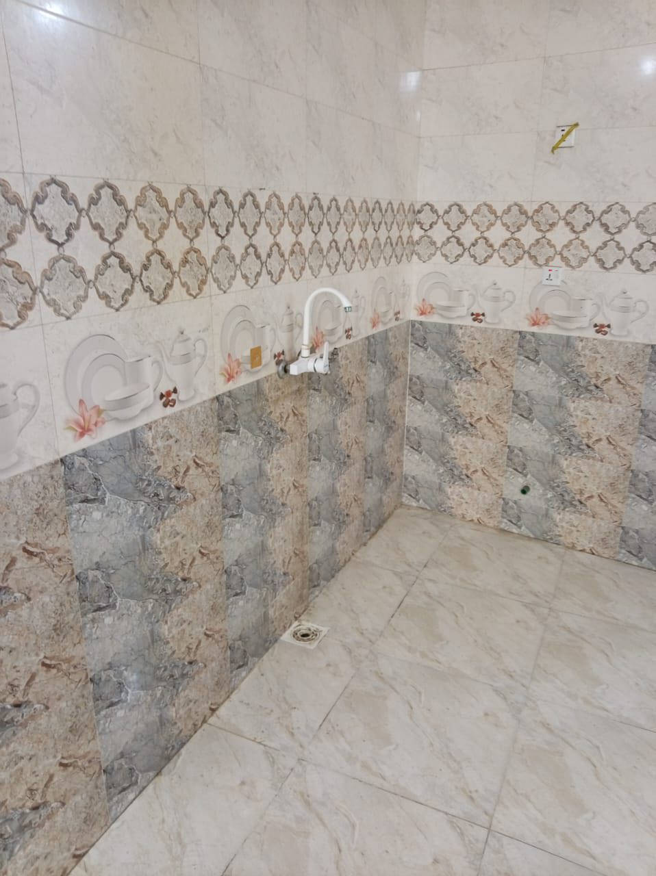 دار للايجار في حي الغدير الاولى مقابيل المرور  يتالف من غرفة نوم و استقبال ومطبخ  وحمام  وصاله وصحيات خارجيه 
بناء حديث، من يرغب في ايجاره التواصل على الرقم :

***********
