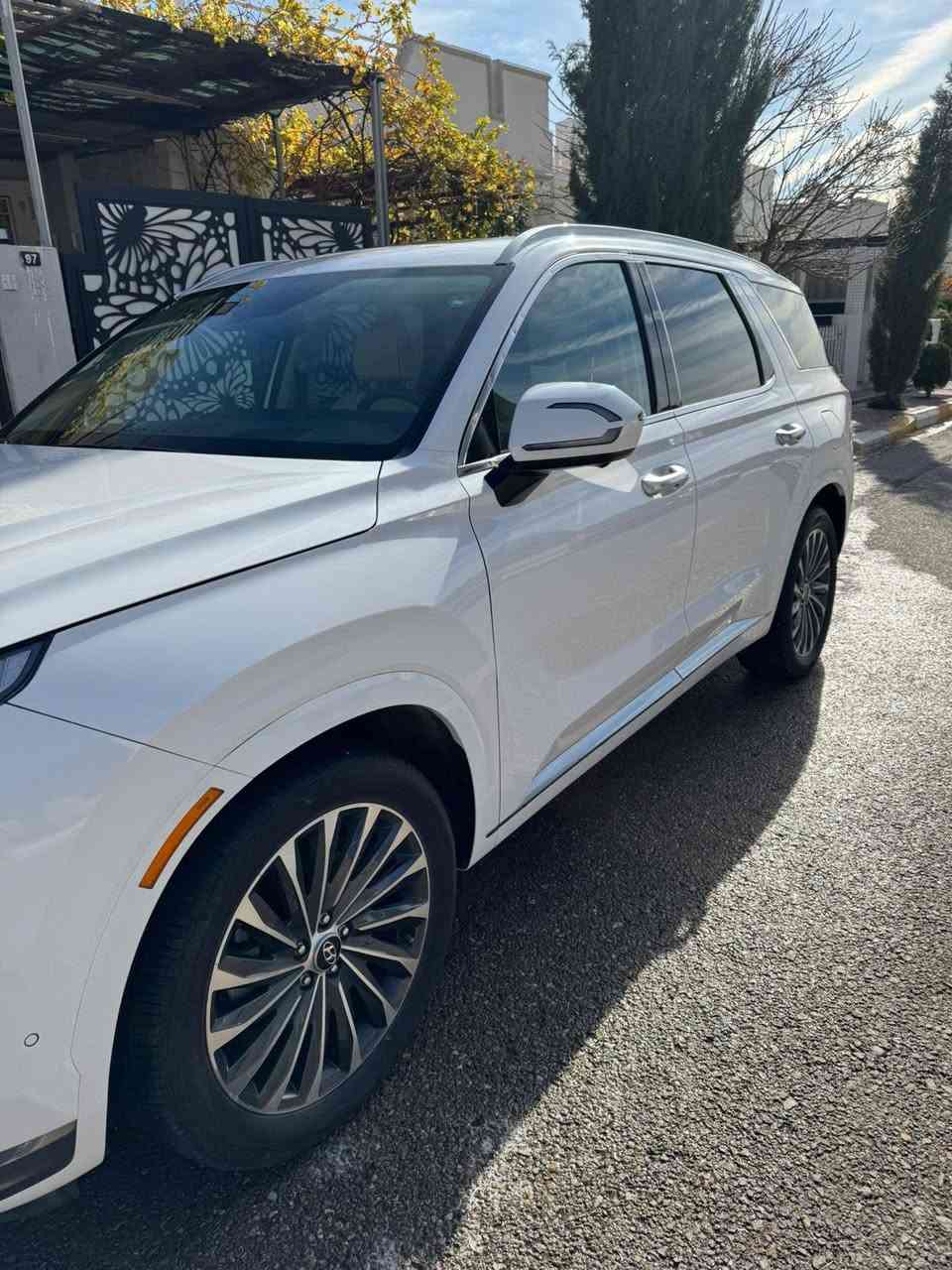 هونداي باليسايد 2024 كولوكروفي اعلا المواصفات وارد امريكي.كلين كلين 
اللون :   ابيض

المحرك : 380‪0,V6  دفع رباعي,AWD 

المواصفات : 

فتحتين سقف بانوراما 

بصمة تشغيل + بصمة ابواب وصندوق+ تشغيل عن بعد

رادارات اماميه + خلفيه + جانبيه 

حساسات اماميه + خلفيه، داتا شو تعكس قراءة الكيجات  على الجامه  + جميع الكشنات صعود ونزول كهربائي، 

كشنات vip منفصل(ملكي) ، 

دشبول وابواب فيها اضاءة محيطيه متعددة الالوان، 

بردات جانبيه اصل / تبريد ٣ أجزاء. 

تبريد مركزي شاشه + منفصل،

التحكم: 

تحكم ستيرن + شفتات ستيرن + تدفئه ستيرن + مساج في الكشنات ،

مري هيتر + تعتيم 

ويل كب 20

صندوق كهرباء شفط + 4وضعيات فتح الصندوق، 5 وضعيات قياده،

اوتو هولد + نقطه عمياء + اوتو بريك.

سايد بريك بصمه أوتو + مثبت سرعه + تحديد مسار، مانع انزلاق، السقف الكانتارا 

،شحن موبايل لاسلكي + شحن من 4 اماكن + شاشة كبيرة. المرايا الجانبيه تنزل إلى الأرض تلقائيا عند الرجوع. 

مانع تصادم خلفي وامامي. 

اوتو ستوب يعني المحرك يتوقف عند الضغط على البريك في الاشارات وعند مرور جسم غريب أثناء القياده وكذالك عند الرجوع . ،  السياره جديده جدا دخول جديد, صدر كبس .سياقة ذاتيه بدون استخدام الستيرن .
السعر 360 ورقه 
الاتصال ***********
