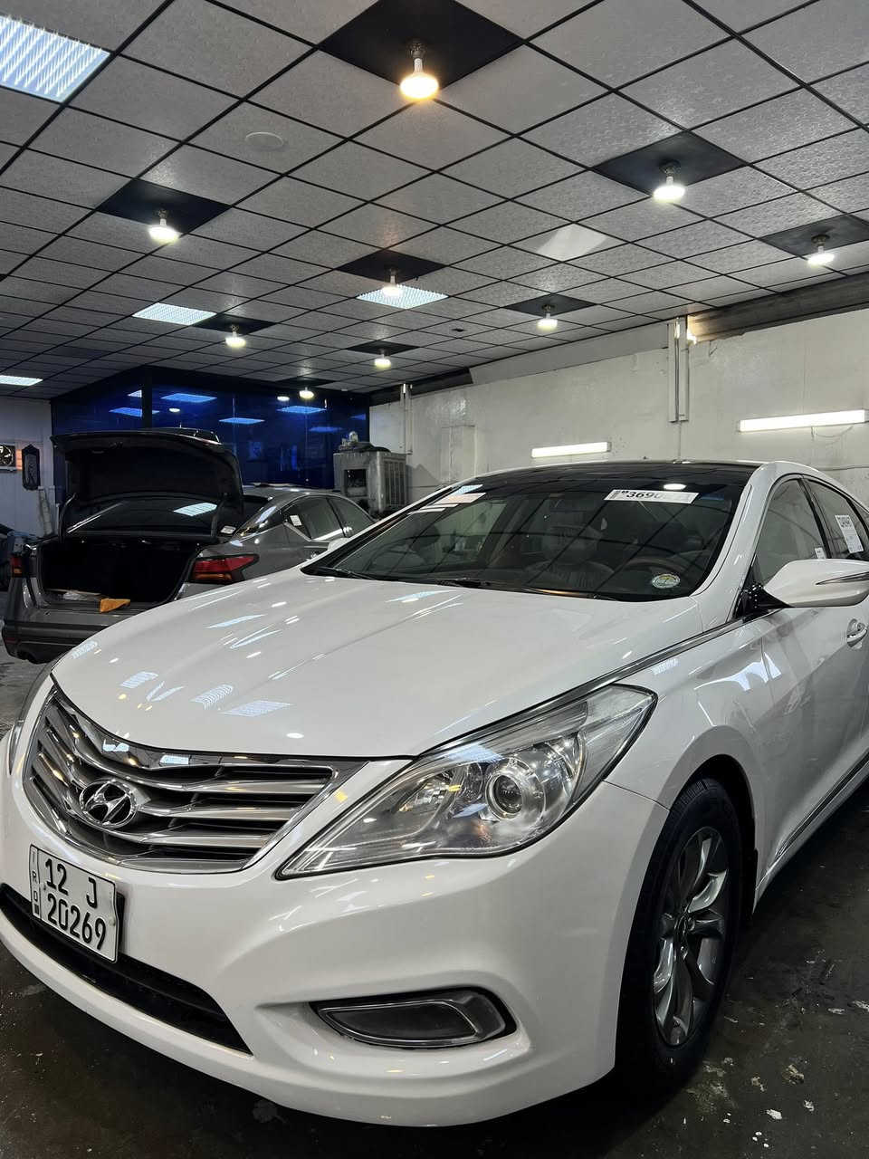 للبيع 
ازيرا 2014  Vip فوول فووول 
صبغ فقط جاملغ خلفي بدون دواخل او ضربه  
محرك حجم 3000 /V6 
ماشية 170 كيلو
محرك كير تبريد طخم شرط 
مواصفاتها👇🏻
بانوراما 
بصمة ابواب وبصمة تشغيل 
كشنات جلد وداخل قرميدي 
اشاير بالمري 
مري شفط
كشنات كهرب 
كشنات خزن ميموري 
شاشه كامره خلفيه 
ثلاث بردات بالسياره 
وبرده الخلفيه كهرباء 
حساسات خلفيه 
تبريد قطعتين 
تحكمات استيرن 
استيرن كهربائي 
شاشه ايباد فول تحكم موبايل 
بعد بيها هواي مواصفات 
سياره جاهزه ومايعوزها دينار مصرف 
رقم نينوى دولي باسمي وشرط التحويل 
مكان سياره موصل 

‭0773 284 2093‬

‭0751 082 9593‬
