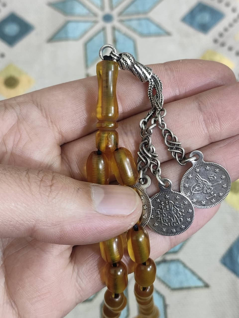 عنوزيه نواعم خام ألماني شفاف وزن بدون فضه ٣٠ غرام تقريباً
كركوشة وفواصل فضة  3 ليرات (عثمانية أصلية) عمرها (114 سنة) تقريباً من عهد السلطان محمد رشاد. مكتوب عليها .

((عز نصره ضرب في قسطنطينية)) .(أي سُكت في إسطنبول).

نضافه مسبحه تامه خاليه من اي اثار حروق .


**إذا كنت صاحب هذا الإعلان وتريد حذفه لأي سبب، رجاءا أرسل رسالة إلى الدعم الفني**