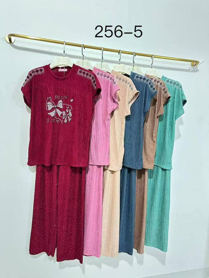 #عرض_تخفيضات_اخر_القطع
تراك خامة كريشه ستراس ✨
خامة تجنن وناعمة عالجسم، لمعة الستراس تخليه يلمع ويخطف النظر 🤍
موديل مريح ومرتب يلبس يومي وطلعات بنفس الوقت

📏 القياس فري سايز
يلبس من وزن 40 لحد 100
#السعر  ٧٠٠٠
يتوفر #توصيل داخل بلد الف دينار


**إذا كنت صاحب هذا الإعلان وتريد حذفه لأي سبب، رجاءا أرسل رسالة إلى الدعم الفني**