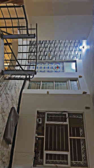 للبيع دار طابو زراعي سند 25 مساحه 150متر طابقين بناء حديث محتوياته غرفه وصاله ومطبخ  وكليدور مجمع صحيات داخليه وخارجية ومناور عدد 2 وكراج طابق ثاني غرفتين هول مجمع صحيات سطح ناصي وعالي عرض الشارع 8 تبليط العنوان حي صحه خلف سنتر ليمونه السعر 230 قابل للتفاوض مكتب الشمس للعقار *********** وات ساب 
+9647855869494
