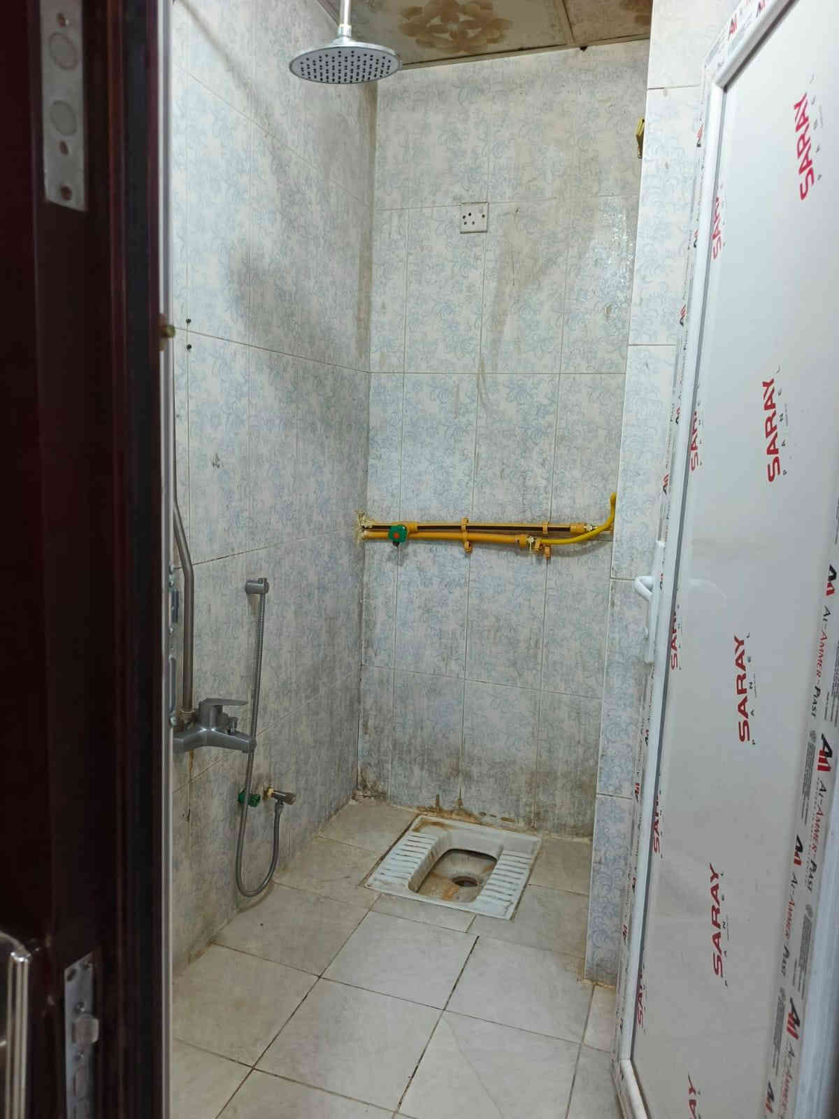 للبيع شقه سرقفليه البنوك حي سومر شارع المدارس بناء نظيف مساحة ٧٥م طابق ثاني بيه ٢نوم وصاله وخدمات السعر ١٤ والايجار ٢٠٠ للاستفسار ***********
