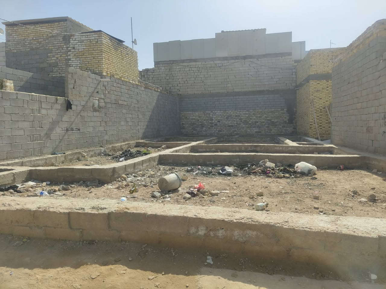 السلام عليكم عرصه للبيع 200م بيها اساس صب بتلو خلف مدرسة در النجف الاهليه متوفر كافة الخدمات السعر خاص او الاتصال ***********
