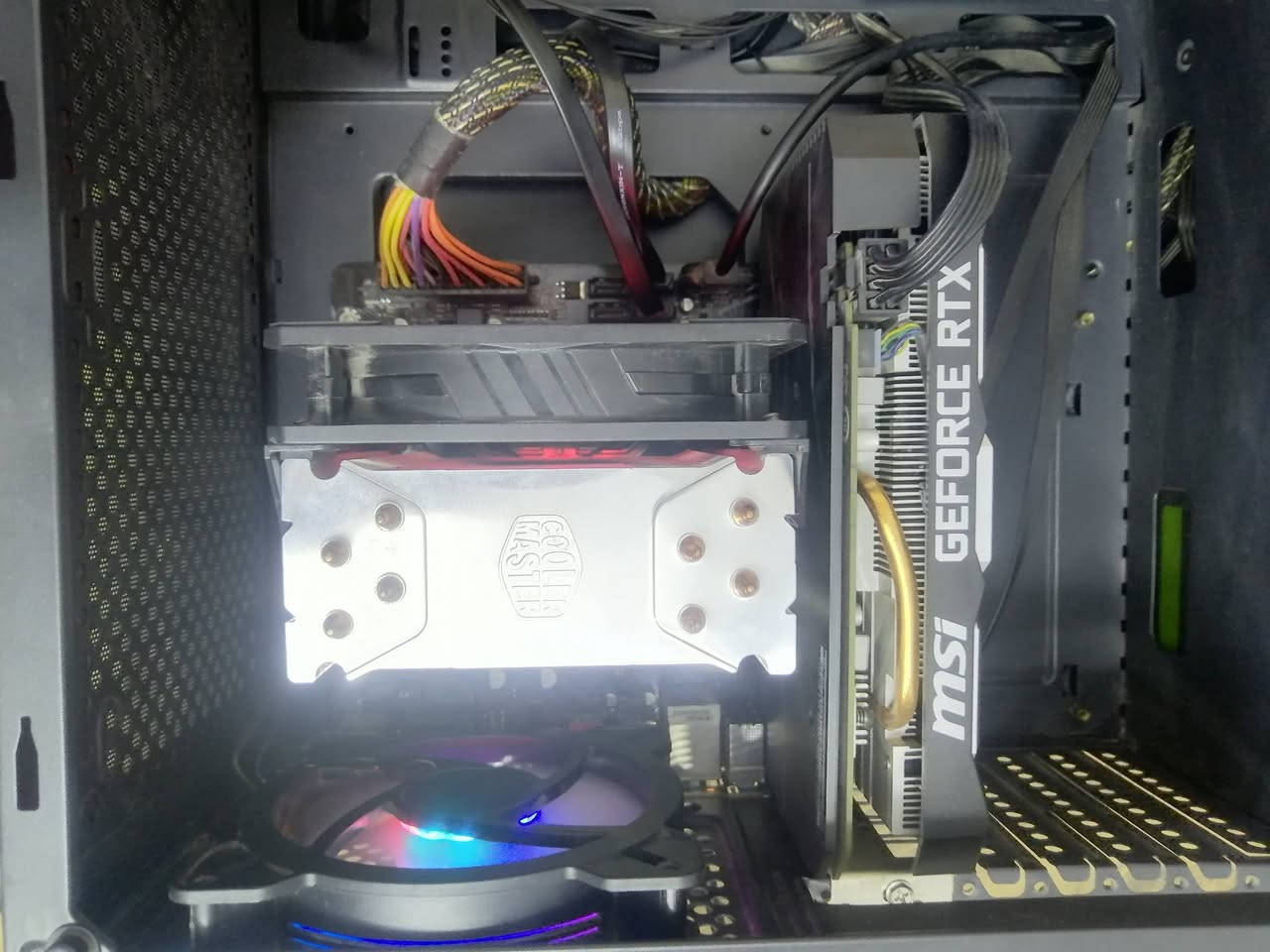 🖥️ مواصفات الجهاز:
CPU: Intel Core i5-10400F – أداء ممتاز للألعاب
GPU: NVIDIA RTX 2060 6GB – تشغيل جميع الألعاب على 1080p بجودة عالية
RAM: 16GB (2×8GB) KLEVV 2400MHz
Motherboard: H410M S2HG
Storage: 128GB NVMe SSD + 1TB HDD
Power Supply: 700W Gamemax –  
Case: Mid Tower مع 4 مراوح RGB – نظيف 
Cooling: Cooler Master CPU Fan (Stock)

السعر: 700,000 د.ع
مستعمل نظيف جداً
توصيل متوفر
اي استفسار الخاص مفتوح


**إذا كنت صاحب هذا الإعلان وتريد حذفه لأي سبب، رجاءا أرسل رسالة إلى الدعم الفني**