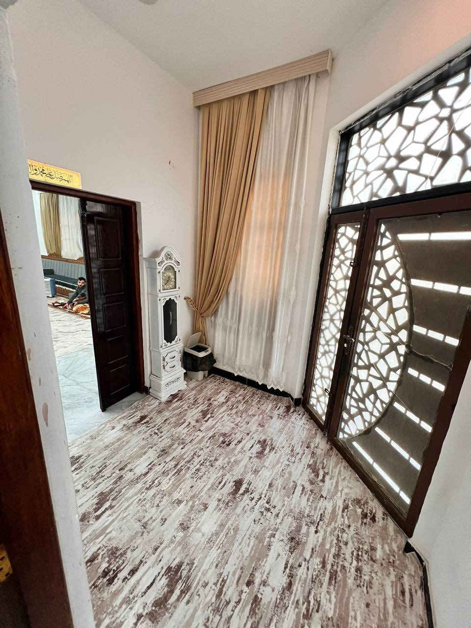 دونم مع بيتين في التنومه نهر حسن شارع الدواجن
يحتوي البيت الاول (الكبير)
بناء طابوق الطيب درجه اولى والكونكريت تسليح حديد اوكراني 
الطابق الارضي  
١-مساحه البناء ٢٠٠م 
٢-ديوان ١٠*٥ مع جبس بورد 
٣-هول ٦*٧مع جبس بورد 
٤-مطبخ ٥*٦ مع جبس بورد 
٥-غرفه نوم سويت ٥*٥
٦-غرفه نوم ٥*٤
٧-درج مجنح (ملكي)
٨-حمام 
الطابق الاول 
جميع الغرف مع الصاله والبيتونه جبس بورد 
١-غرفه نوم سويت ٩،٢٥*٤،٥ عدد ٢
٢-غرفه نوم ٤،٥*٤،٥
٣-غرفه نوم ٥*٤ عدد ٢
٤-هول ٦*٧
٥-درج دائري 
٦-يفصل اليبتين منور ١،٥*٤
٧-حمام 
يحتوي البيت الثاني 
١-مساحه البناء ١٧٠م
٢-استقبال ٤*٥
٢-هول ٤*٥
٣-غرفه نوم سويت ٩*٥
٤-موزع مع مطبخ داخل الموزع 
٥- درج دائري 
٦- بيتونه+مخزن +سطح مفصول عن البيت الكبير 
٧-حمام 
الحديقه  مساحه الحديقه ٢١٠٠م 
١-نخل برحي عدد ٢
٢-نخل بريم عدد ٢
٣-نخل خصب عدد٢
٤-نخل خضراوي عدد ١ 
٥-سدر (نبگ) عدد ٤ 
٦-مخزن ٤*٦
٧-مجموعه صحيه خارجيه حمام + تواليت 
٨- سقيفه كي سبان 
٩-سقيفة سطح البيت
 السعر ٦٥٠ وبي مجال

استفسار خاص


**إذا كنت صاحب هذا الإعلان وتريد حذفه لأي سبب، رجاءا أرسل رسالة إلى الدعم الفني**