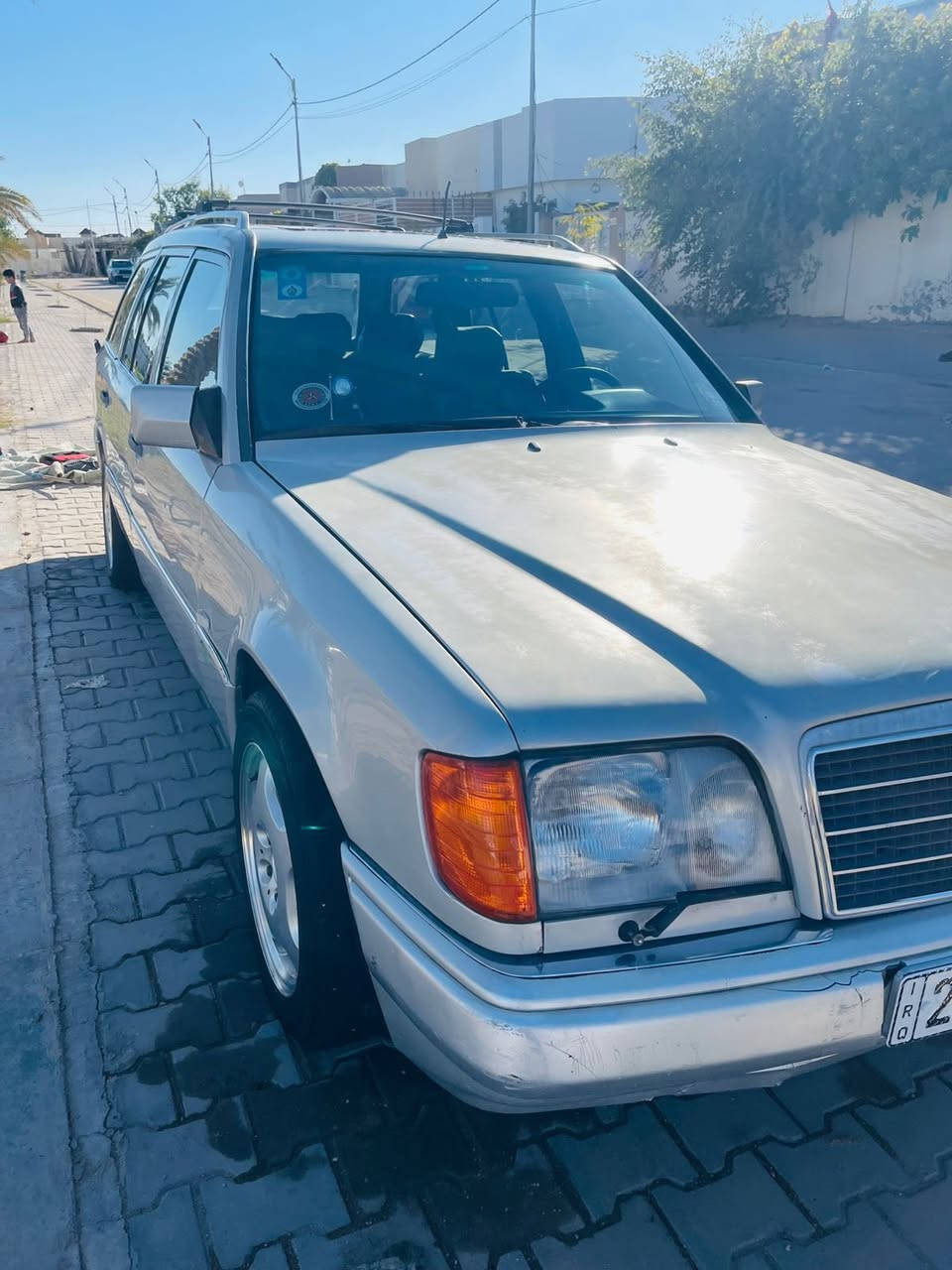 السلام عليكم ورحمة الله وبركاته 
من رخصت اخوي الدمن 
مارسيدس بيبي دب مديل ٩١ محرك بلادي وكير حجم ٣٠٠ كفاله السيارة ستيشن رقم جديد وهزة جديدة بسمي ارقام دولي السيارة جاهزة تخم تاير ويل ١٦ تدفئة شغاله تبريد ميشتغل السيارة مابيهه صبغ بس صفحتين من جو الجام 
مكاني نجف *********** بي واتس السعر ٦٥
