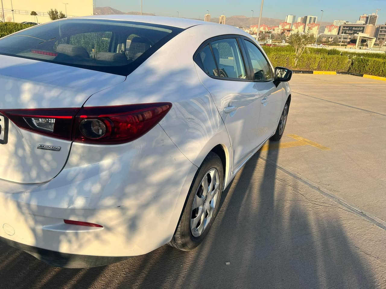 Mazda 3 2016 
مواسەفات ئەمریكی
سەنەوی تا 2028 تازەیە
ئێرباگی تەقیوە و سیستم كراوەتەوە
مەكینە و گێڕ و تەبرید بە شەرت
تەنها سێ پارچەی پێوەیە
لە سۆنەرەكە دەركەوتوە
سەیارەكە هی مەعرەز نیە 
فول فول مواسەفاتە تەنها سڵاید نیە
بەسمە 
شاشە گەورە و كامێرا
چوار جام كارەبا 
ABS
ئاوێنە كارەبایی و دژە فول
سوكان ڤۆلیۆم
مەكینە 20 ، بێ تۆربۆ
ڕەقەم سلێمانی
نرخ - ( 104 ) وەرەقە و كەمێك مەجال
بۆ پەیوەندی كردن ( *********** )
شوێن سلێمانی السليمانية, العراق
