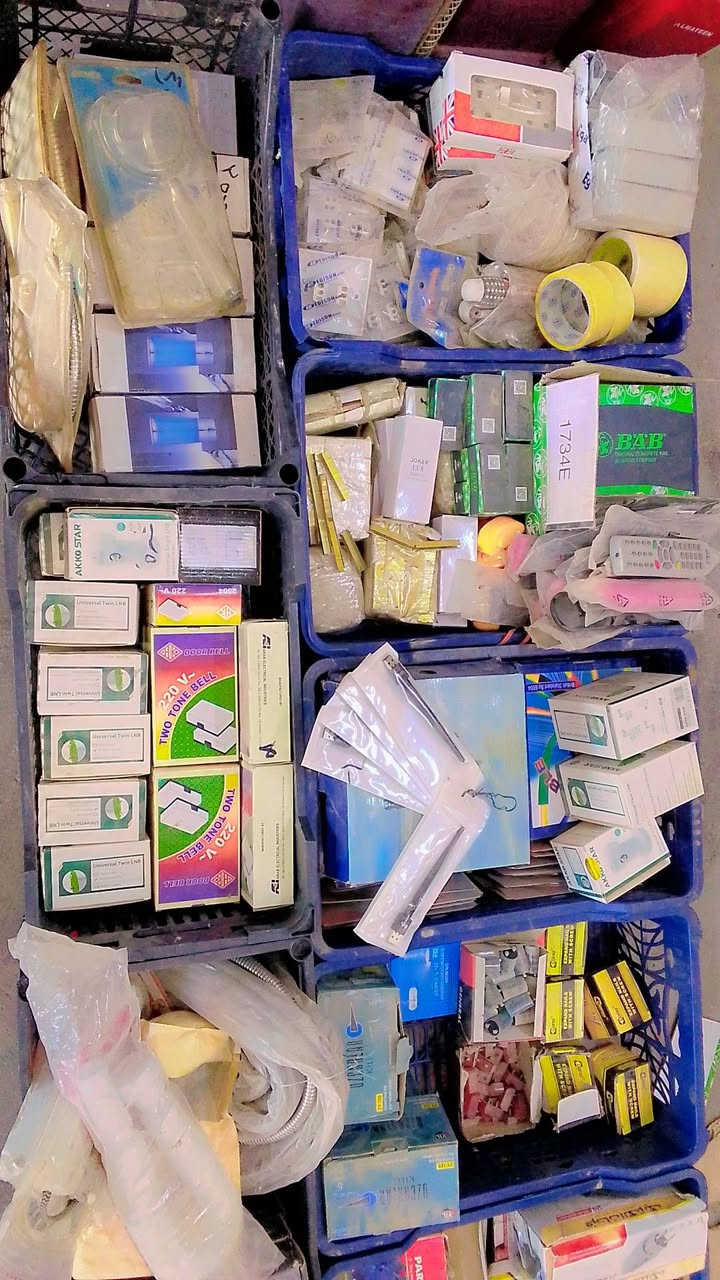 غراض انشائيةللبيع كلشي وكلاشي بسعر الجملة 
العنوان شارع المبايلات مجاور ماجد ابو الكباب 
***********
