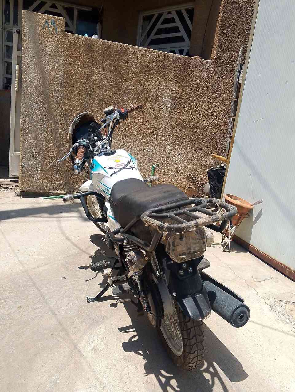 السلام عليكم من رخصة ابو الكروب دراجة 200cc اخت الزيرو مابيها اي نقص كاملة مكفولة من التاير للتاير نقص بس الشاشة ما تشتغل غيرها ماكو موديل 25 نازلة ب 26 سعرها 900 بيها مجال بسيط حك جية مكاني بغداد الدورة ***********
