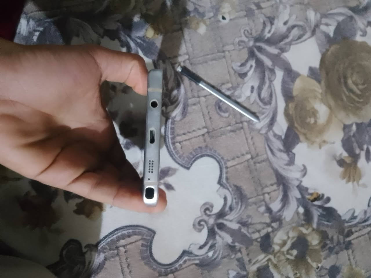 جهاز سامسونج نوت ٥ يرادلو شاشا وباتري السعر ٣٠وبي مجال تواصل عل رقم ***********
