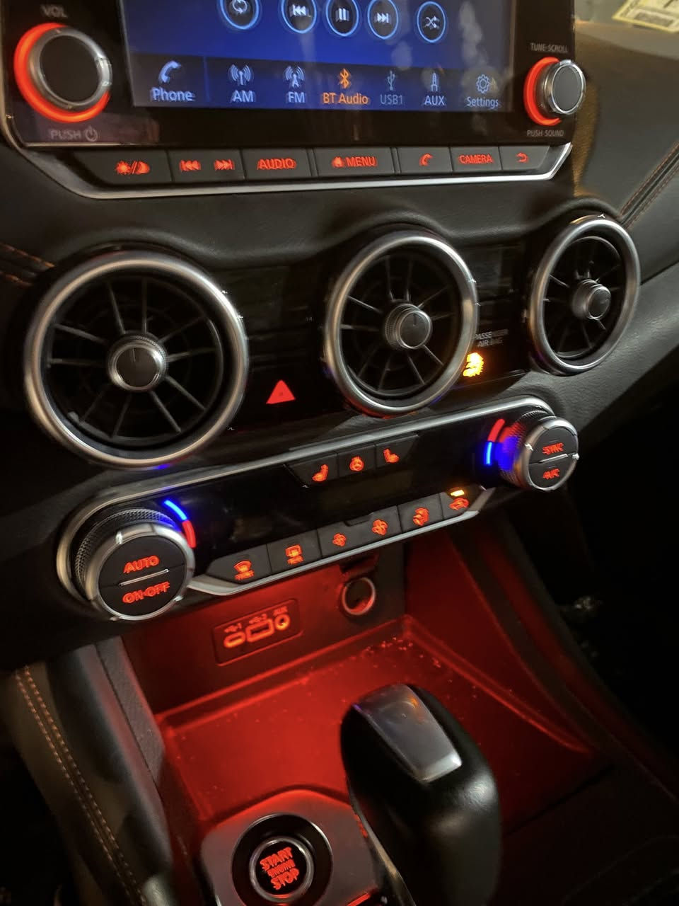 السلام عليكم 
نيسان سنترا SR+ 2023 فول زيرو زيرو ماشية 6 رقم شمالي سنوية جديده لل31 
فتحة 
بصمة وتشغيل عن بعد 
لايت عدستين 
4 كامرات 
رادارات 
كشن كهرباء + هيتر 
ستيرن هيتر 
جلد 
مواصفات ماتخلص 
حادثه فقط جاملغ سايق مبدل 
١٥٣ وبيها مجال بسيط سيارة حيل جديدة وزيرو مكاني بصرة 
***********
