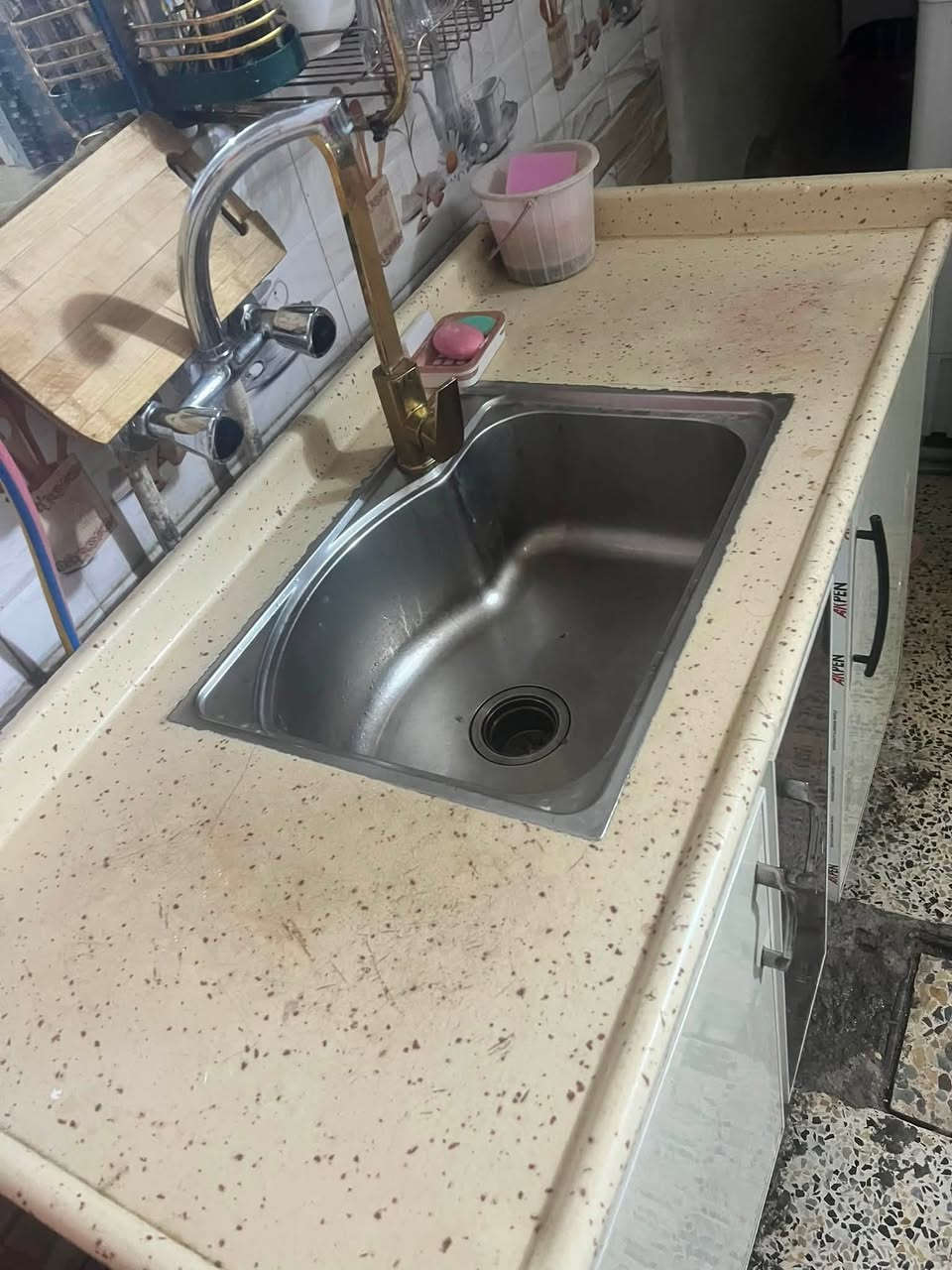اثاث وغراض بيت للبيع لغرض الشيلة كلهن نضيفات
كاونتر وسنك ، مجمدة ، تخم ، غساله ، فرن ، ميز طعام 
1-الكاونتر  والسنك مرمر نضيف بالكامل مشدود مره وحده بس السنك مالته نقص واحد من الرجلين ويا خلاط اصلي ثقيل خطين سعرة 400
2-المجمدة حجم صغير ما داخلة تصليح ابد تجميدها يخبل سعرها 75
3-الغسالة حجم كبير شغاله تغسل كلشي بس المجفف نقص برغي يسبب هزة بالوزن الثگيل سعرها 75
التخم قطعتين 3 مقاعد كبار وقطعة5-  مقعدين وكراسي ثنين سعرة 400
5  الفرن بعدة جديد شغال بالكامل سعرة 75 
6 ميز الطعام الي يتكبر ويتصغر ويا 4 كراسي سعرة 75
واتساب ***********
مكاني بغداد
