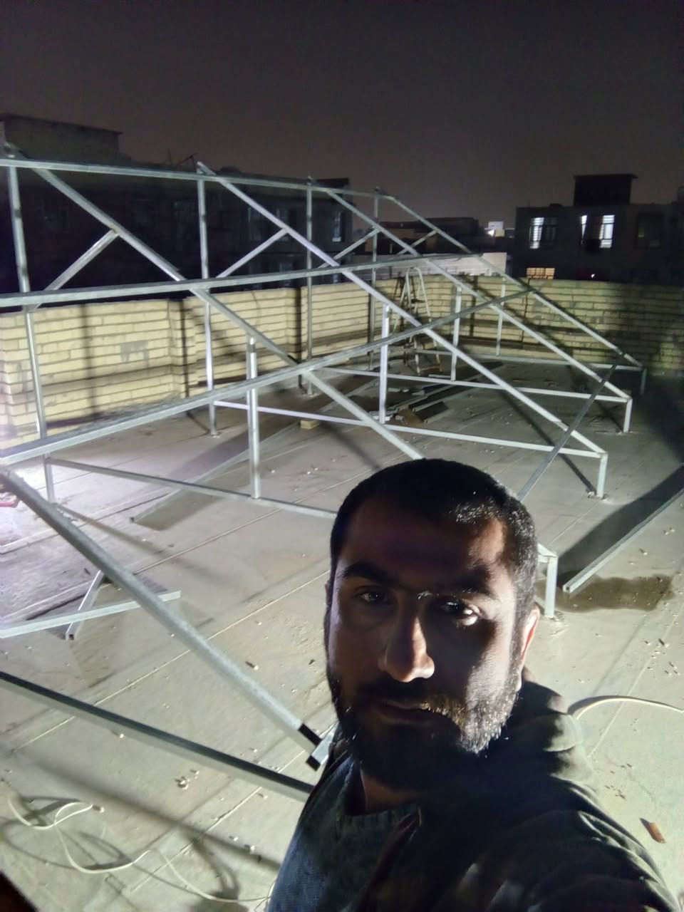 سلام عليكم اني شاب من بغداد شتغل حداد متنقل وجوال وين مجان اجي ابواب شبابيج كرفانات  فريمات اعلانات ***********
