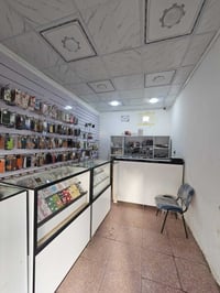 محل موبايلات للبيع اكسوارات ديكور كامل كلشي بالمحل للبيع السعر خاص  07...