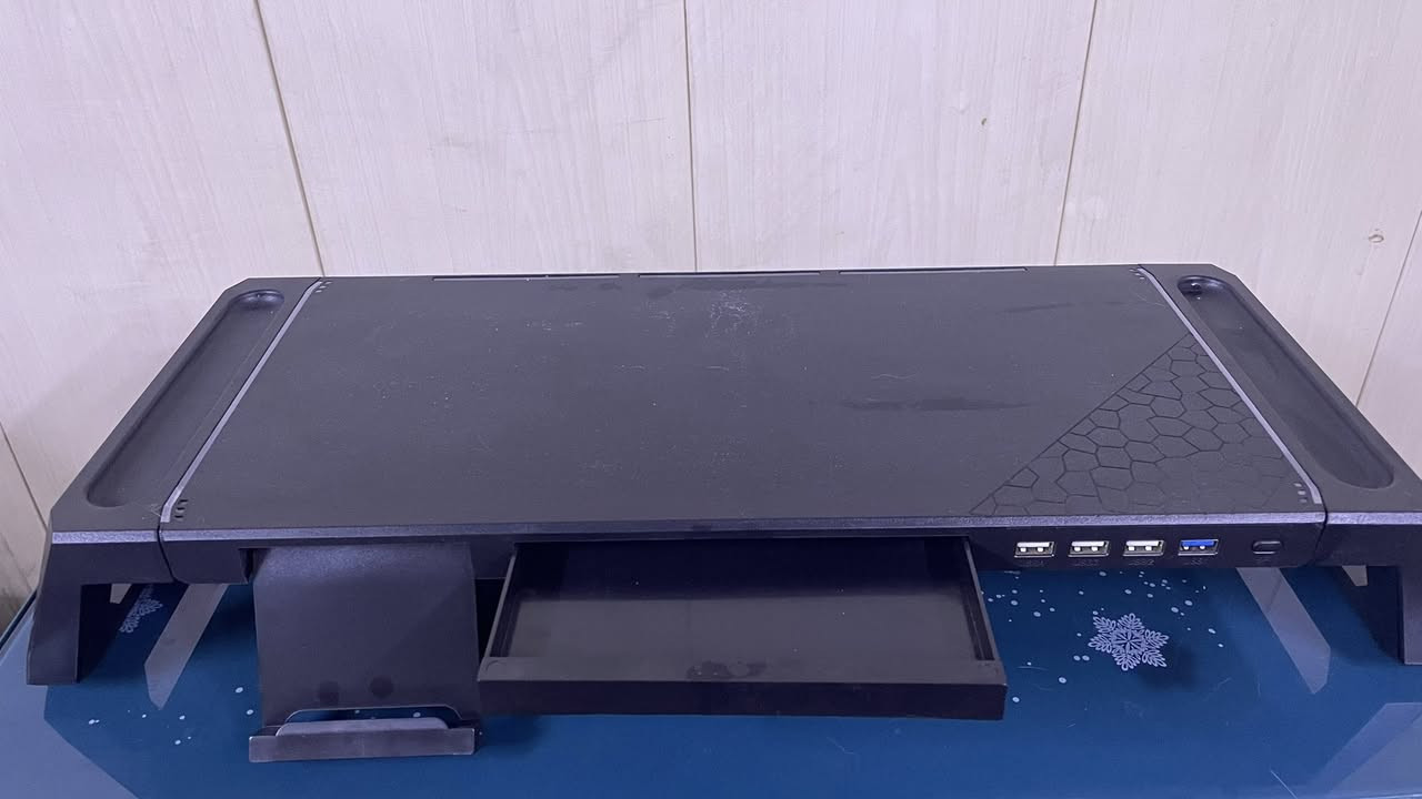 شاشة للبيع الضرر موضح بالصورة السعر 150 +ستاند هدية ***********
Msi pag21cr

Active Display Area (mm): 
521.3952(H)x293.2848(V)
Curvature: 1200R
Panel Type:Samsung VA
Resolution:1920 x 1080 (FHD)
Pixel pitch:0.27156(H) x 0.27156 (V)
Aspect Ratio:16:9
Brightness (nits):280
Contrast Ratio:3000:1
DCR (Dynamic Contrast Ratio):100000000:1
Signal Frequency:55.3~162 KHz(H),48 to 144Hz(V)
Refresh Rate:144Hz
Audio interface:1x Earphone out
View Angles:178°(H)/178°(V)
DCI-P3 / sRGB:91% / 125%
Surface Treatment:Anti-glare
Display Colors:16.7M
Power type:External Adaptor
Power Input:100~240V, 50~60Hz
Adjustment (Tilt):-5° ~ 15°
Kensington Lock:No
VESA Mounting:75 x 75 mm
Dimension (W x D x H)
With Carton (W x D x H):538 x 212.8 x 411.7mm / 21.18 x 8.37  x 16.2 inch 
538 x 91 x 322 mm /  21.18 x 3.58 x 12.67 inch
Weight (NW / GW):3.25 Kg;7.16lbs / 4.71Kg;10.38lbs
Frameless Design:Yes
Note:Display Port: 1920 x 1080 (Up to 144Hz)
HDMI: 1920 x 1080 (Up to 144Hz)
