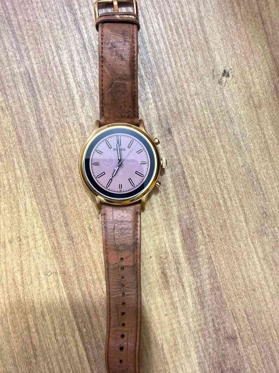 ✨ ساعة Fossil Gen 5 الذكية ⌚️
* 📱 تتوافق مع الآيفون والأنـدرويد.
 * 📞 إجراء واستقبال المكالمات.
 * 💓 قياس نبضات القلب والأنشطة الرياضية.
 * 🎨 هيكل ستيل ذهبي وردي مع سير جلد أنيق. الساعه باله مستخدمه سير جلد طبيعي اصلي 
السعر 85 الف مع التوصيل 
📥 للطلب واتساب ‭***********‬
