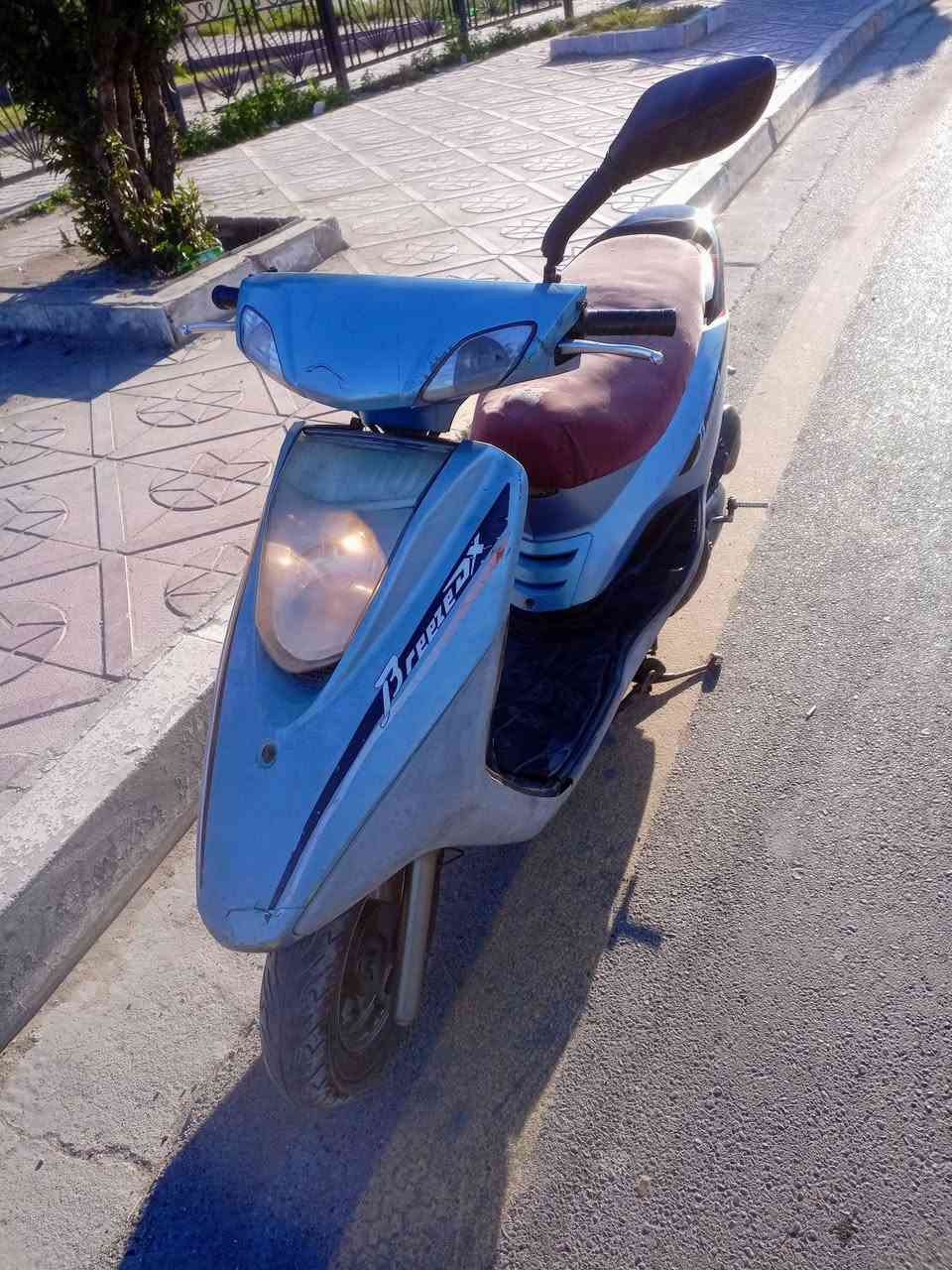 السلام عليكم للبيع عندي دراجه بريز 140 الدراجه مكينه ناعمه لاتبخير ولانضوح كهربائيات  كله شغاله سلف هندر كفرات نضيفه كابريتر بلادي قفل جنطه قفل ستيرين شغال مكاني بغداد العطيفيه السعر 375 قفل هذه رقمي *********** فقط اتصال
