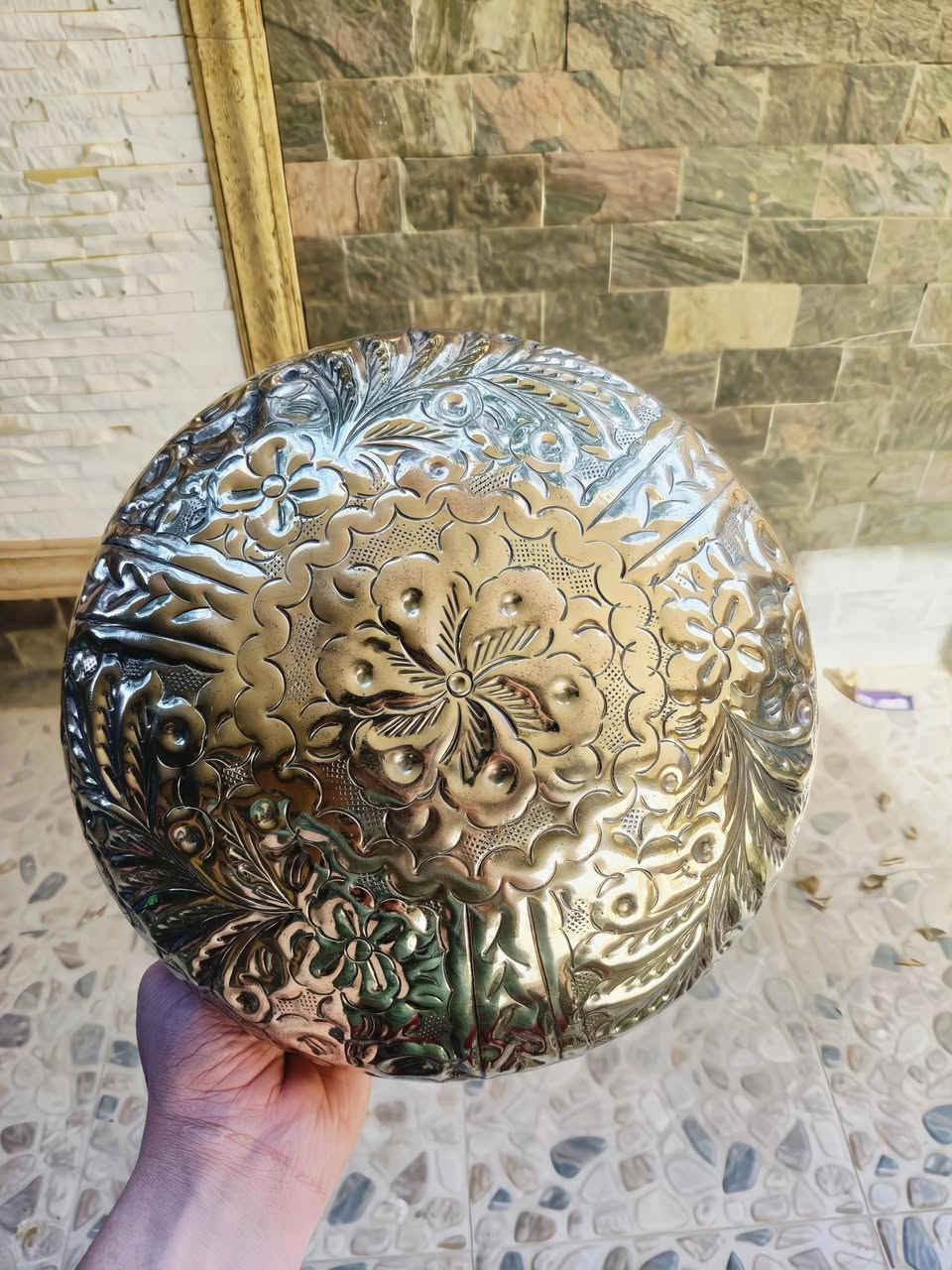 من احلى و اجمل الكاشبوهات فى الحجم و المقاس دا بتفاصيل حلوة اوى و الشغل اليدوى القديم و جمال تفاصيله.
كاشبوه (سدرية) من النحاس الأصفر شغل نقش ريبوسيه شغل يدوى قديم بتفاصيل روعة و شغل منمق اتفرج على الصور و جمال التفاصيل .

المقاس:-
الطول : ١٥سم 
قطر علوى: ٢٤سم 
قطر المنتصف: ٢٧سم 

السعر🔥🔥🔥🔥 سعر من سنة و نص فاتو مش هتلاقيه  سعر الجوز ٢٠٠٠ 

للتواصل و الاستفسار:- 
01011901290


**إذا كنت صاحب هذا الإعلان وتريد حذفه لأي سبب، رجاءا أرسل رسالة إلى الدعم الفني**