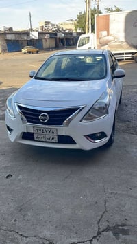 نيسان سني 2021 سياره مبدل بيها باب نفس الون  وبيها بارد بسيط  كير مكين...