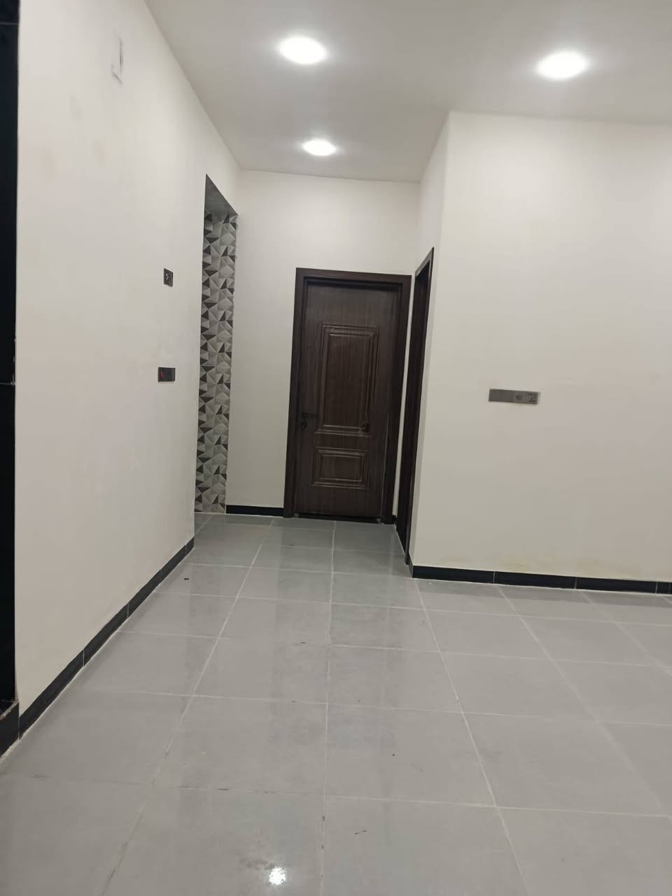 دار للبيع الورديه داخل قرب الامام سيد موسى تقسيم جديد كافه الخدمات ماء كهرباء تبليط اناره 170متر غرفتين نوم صاله مطبخ مجمع صحيات  كراج سياره هول كامل بعد جديد مامسكون ***********
