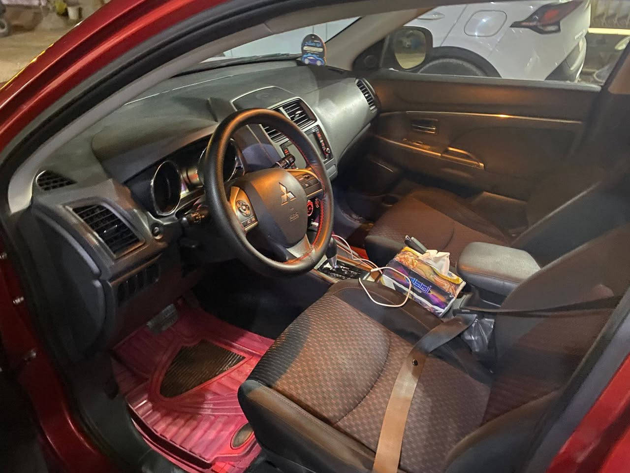 السلام عليكم
مسيوبيشي اوتلاندر سبورت (Outlander Sport) 2018

محرك 2000 

كشنات مخمل 

تحكم مقود جهتين 

ويل  مع اطارات جديده 

شاشة بلادية بلوتوث

ماشية 52 الف 

رقم بغداد بأسمي 

حادثها قطعه وحده ( جاملغ يمين فقط بدون دواخل ) 

مكاني الكاظمية 

***********

السعر 120 وبيها مجال 

سياره نظيفه كلش بمعنى الكلمه
