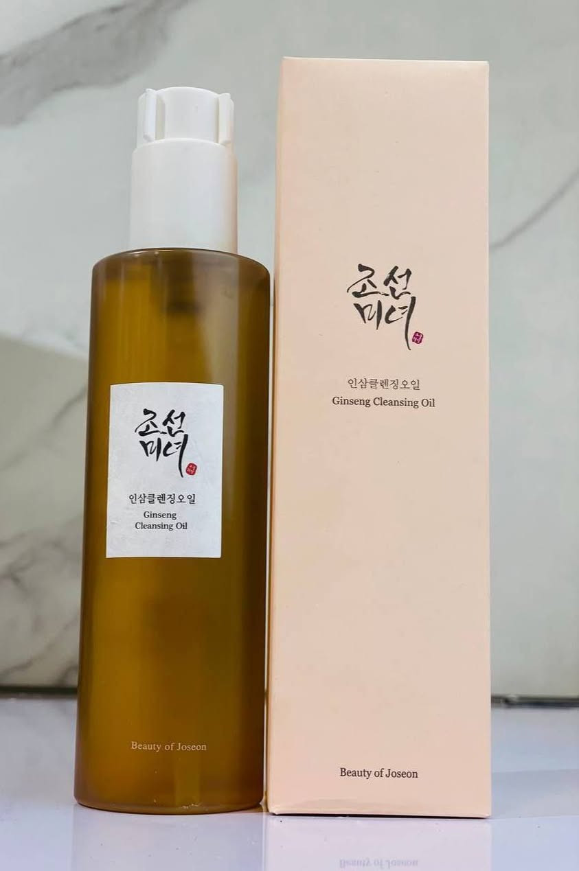 Beauty Of Joseon Ginseng Cleansing Oil 210ml 
اكثر غسول زيتي عليه طلب
غسول الزيتي من بيوتي اوف جوسون الكورية الاصلية 

غسول الجينسنغ الزيتي 210 مل من ماركة بيوتي اوف جوسون هو منظف زيتي لطيف وفعال يزيل المكياج والأوساخ والدهون الزائدة بعمق دون سد المسام.

يتكون من زيت فول الصويا وزيت بذور الجينسنغ فهو ينعم ويغذي البشرة أثناء التنظيف . 
خالي من الكحول الجاف والبارابين والسيليكون. 
تقنية التطهير Micellar عبارة عن جسيم يتكون من الماء والزيت. 
عندما تلامس الجلد ، تجذب جزيئات الزيت وتمتص بقايا المكياج مثل المغناطيس ، بينما توفر الرطوبة في أعماق الجلد.

 ينظف بعمق 
 يعالج مشكلة تراكمات الدهنية 
 يذوب الميك اب بسهولة حتى المضاد للماء 
ممتاز جداً لجميع أنواع البشرة حتى الحساسة والدهنية
 يقلل من الرؤس السوداء 

يستخدم كخطوة الغسول المزدوج 
يوضع على بشرة ويفرك لمدة دقيق ثم يشطف بالماء ويستخدم بعدها الغسول العادي.

السعر 15 الف
الاصلي المنشأ كوريا 
 يوجد خدمة توصيل لجميع محافظات العراق 4 الاف 
@إشارة


**إذا كنت صاحب هذا الإعلان وتريد حذفه لأي سبب، رجاءا أرسل رسالة إلى الدعم الفني**