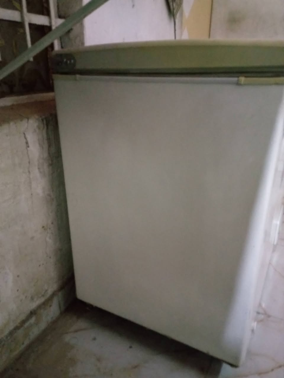 السلام عليكم للبيع مجمدا شغاله خير من الله 
للاستفسار ***********
