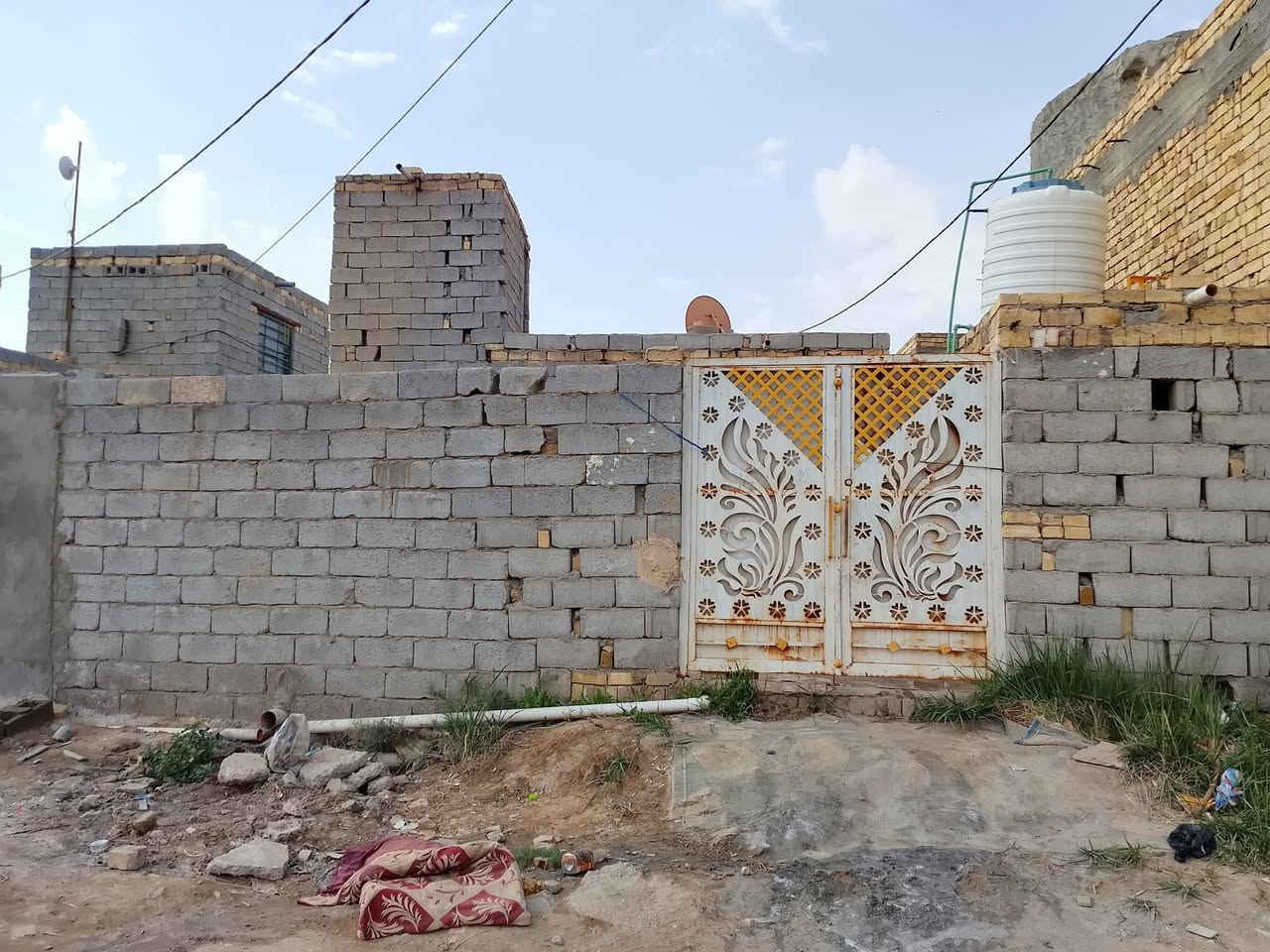 دار لبيع مساحه  130م متكونه من غرفه 6في4 وصاله 7في 4 ومطبخ 4في 3 وديوانيه نقص بعده مامبنيه  6في 4 العنوان حاوي العباس خلف شارع الوارد يبعد عن تبليط تقريب 40متر كافت الخدمات متوفره سعر27 ........***********
