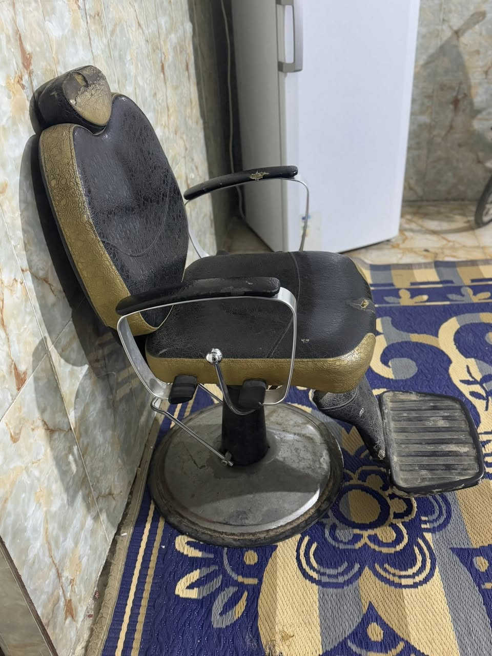 السلام عليكم كرسي حلاقة للبيع السعر ٨٥ العنوان البلديات الرقم ***********
