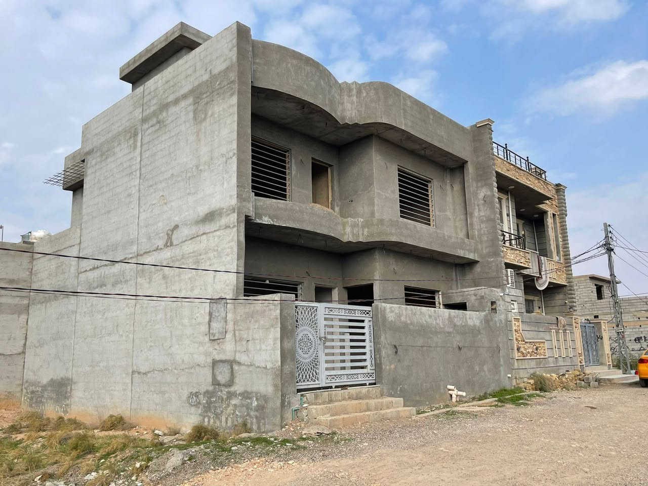 سلام عليكم.. بيت للبيع طابو صرف مساحه130.. مساحه مربعه مواد البناء من احسن الانواع.. عنوان حي الموظفين.. تواصل على الرقم***********
