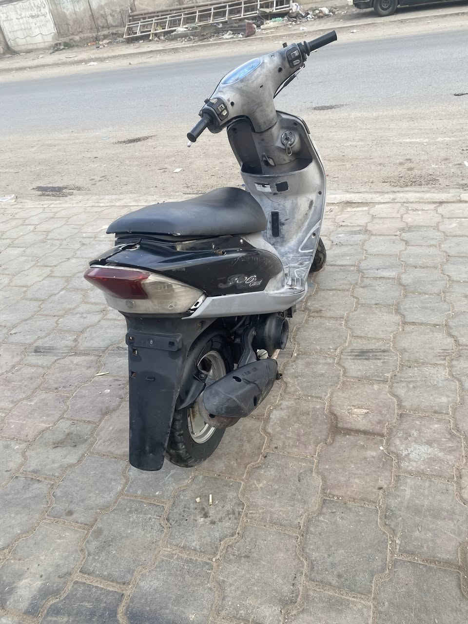 سلام عليكم دراجه ماكس منغولي متروكه وشغاله سلف وهندر وكهربائيات سلف وكابريتر أصليات كفرات اصليه مختومه ختم واحد  تاخذها بس ترتبها تنضف كابريترها فقط ماناقصها شي سعر 375 ماكو بهيج سعر بلاديه مكاني حي اور ***********
