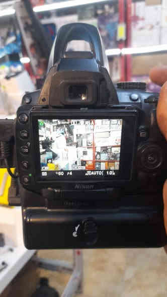 سلام عليكم  كامره للبيع نيكون 5000D مستعمل نضيفه السعر 250  معه جميع ملحقاته جنطه معه رام  وناقل للصور  استفسار ***********
