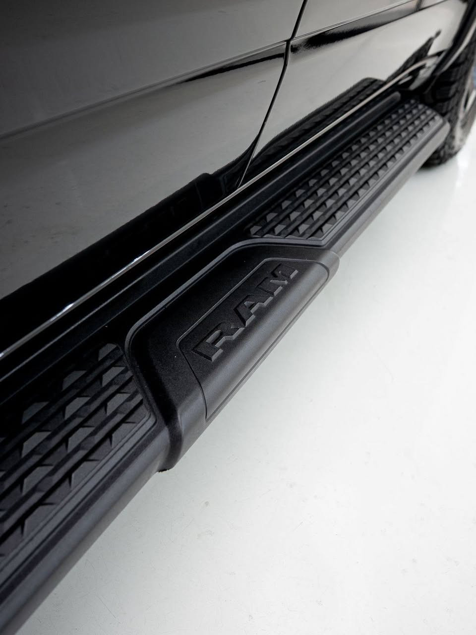 السلام عليكم اخواني رام ريبل موديل ٢٢ رقم اربيل خليجي وكالة هارلم والسيارة حاليا بعدهة بالضمان عليهة هواي إضافات من امريكا وسيارة بدون قطرة صبغ ومغلفة بشركة كاردب ببي اف ضمان ١٠ سنوات حقيقي داش كام أمامي تيزر إضافات كلش هواي بيهة السيارة جديدة بمعنا الكلمة مابيهة نقص اي شي للبيع 
السعر مع صاحب السيارة اني مجرد وسيط وهذا رقم صاحب السيارة ***********
