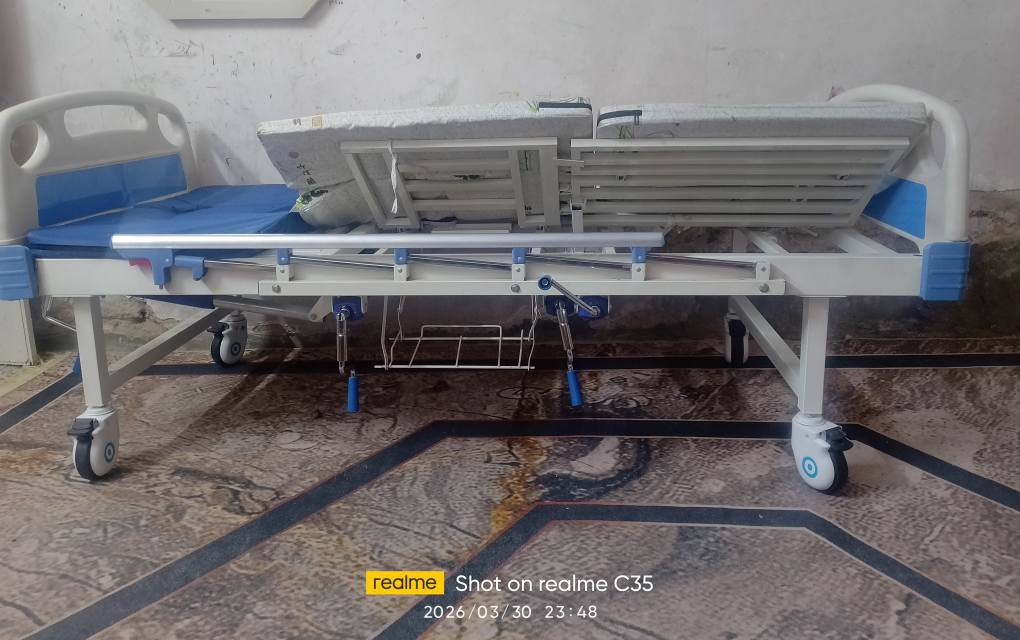 سرير ،BAV ، اربع حركات، ميكانيكي ، يحتوي على منضدة متحركة الطعام ، كما يحتوي على حامل الأدوية المغذية ، إضافة الى مساند من الجانبين لمنع سقوط المريض متحركة ، يحتوي على مرحاض للمقعدين متحرك ، كذلك يحتوي على أربع عجلات لسهولة الحركة وبنضام الستوب في كل عجلة على حدا ، اخوان السرير نضيف جدا اخو المستعمل ، سعرة في محلات المستلزمات والأجهزة الطبية  ,375000واني ابيع ب 250,000 وبيه مجال للشراية ، موبايلي *********** للمراسلة والاستفسار عنواني مدينة الصدر قطاع 61 مقابل مركز الكرامة. بغداد, العراق
