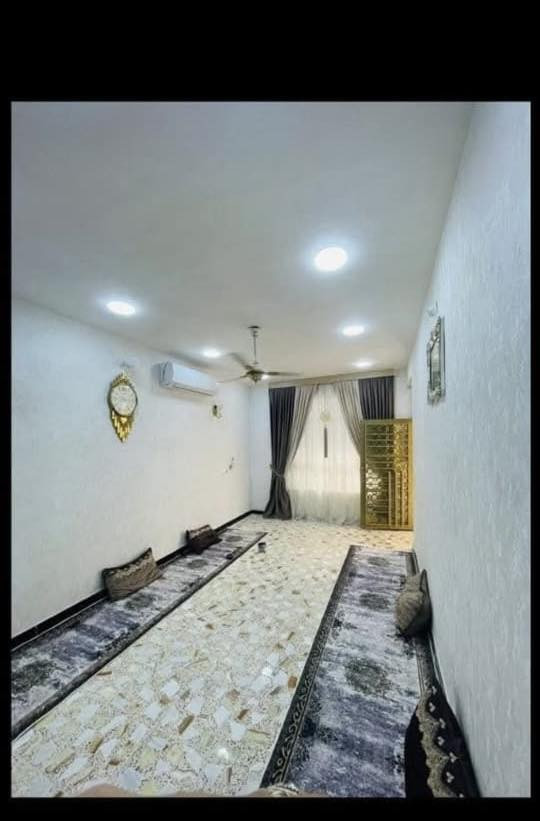 سلام عليكم بيت مساحه 150 فول بنا حديث مكانه حي سلام شراي يتصل ***********
