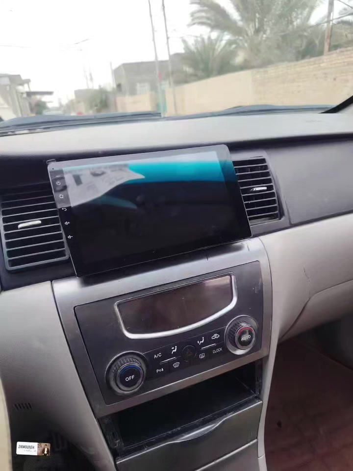 سلام عليكم حبيبي هاي سيارة نوع جيلي موبل 2013 سيارة نضيفة دواخلها حلوة كشرها نضيف ضربتها جاملغ تبريد شغال ثلج تدفئه شغال حساسات شغاله سيارة كير عادي 
وتوني هازها سيارة نضيفة تجي بعينك وتشوف مكانها السماوة بالولاية رقمي بي *********** تكدر تراسني وتعرف تفاصيلها كامله
