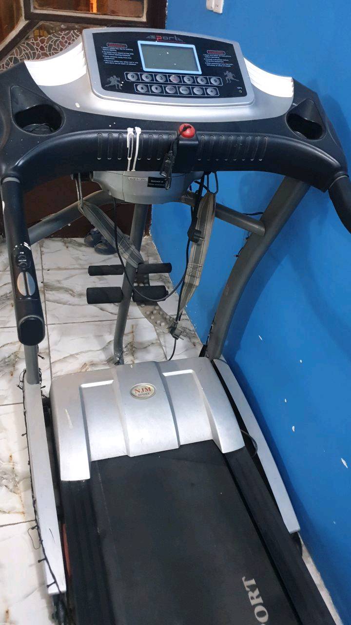 جهاز جري نظيف جدا استخدام قليل 
يحمل الى وزن 150 كيلوغرام من شركة نجم وفيه رجاج للتدليك وفيه ماطور الجبلي بفئة وسرعة عالية ..جهاز يصلح للبيت وللقاعات الرياضية .. سعرة 450 الف وبيه مجال قليل
مواصفات الشاشة :
والوقت والموقت
قياس السرعة 
قياس نبضات القلب 
قياس السعرات الحرارية 
قياس المسافة

للإستفسار الاتصال على هذا *********** واتس على نفس الرقم 
عنواني بغداد الحرية
ممكن تذكرلي الموديل الدقيق للجهاز أو أي رقم/اسم موديل مكتوب عليه حتى يكون أوضح للمشتري؟: 
جهاز اصلي من شركة النجم 
الجهاز شغال 100% لو بيه أي عطل أو ملاحظة مثل صوت، اهتزاز، ضعف بالموتور أو الشاشة؟: 
شغال 100%
كم تقريباً مدة استخدامه وعمره، وهل هو مستخدم بالبيت لو بالقاعات؟: 
مستخدم بيت فقط
إذا المشتري يريد يشوفه أو يستلمه، أكدر تحدد المكان بالضبط ببغداد/الحرية وأكو إمكانية توصيل أو نقل؟: 
بغداد الحرية شارع 30