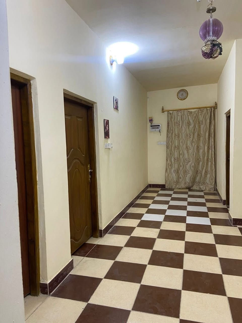 لام عليكم دار في حي السلام (الشيشان ) الاولئ مساحته ٢٤٠ متر داخله سويت منفصل وبي مشتمل خارجي  معزول يحتوي علئ صحيات عدد٣.  غرف نوم ٥ ستقبال  + صاله ومطبخ   وكراج كبير لسيارت  مساحته جبيره وبناء حديث  موقعه حلو مقابيل ساحه   اللستفسار ع الرقم‭٠٧٧٠ ٨٠١ ٠٤٨٤‬
